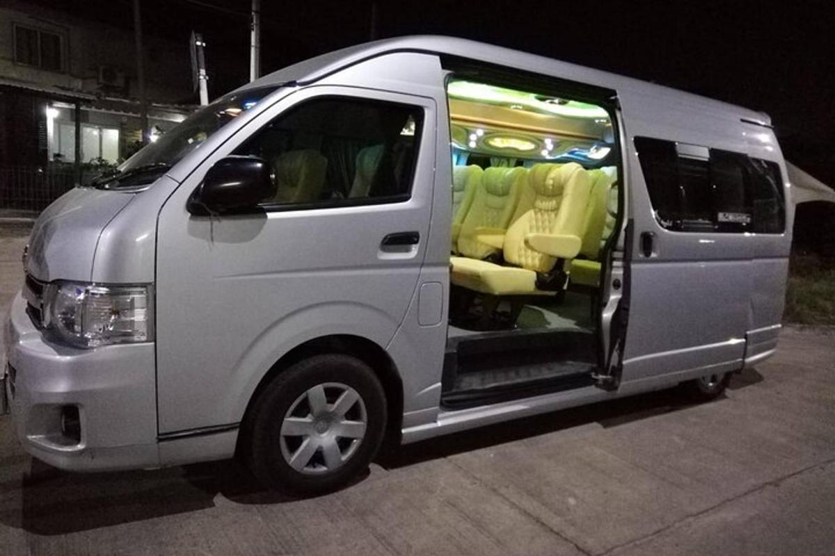 bel kombi z odprtimi vrati na ulici