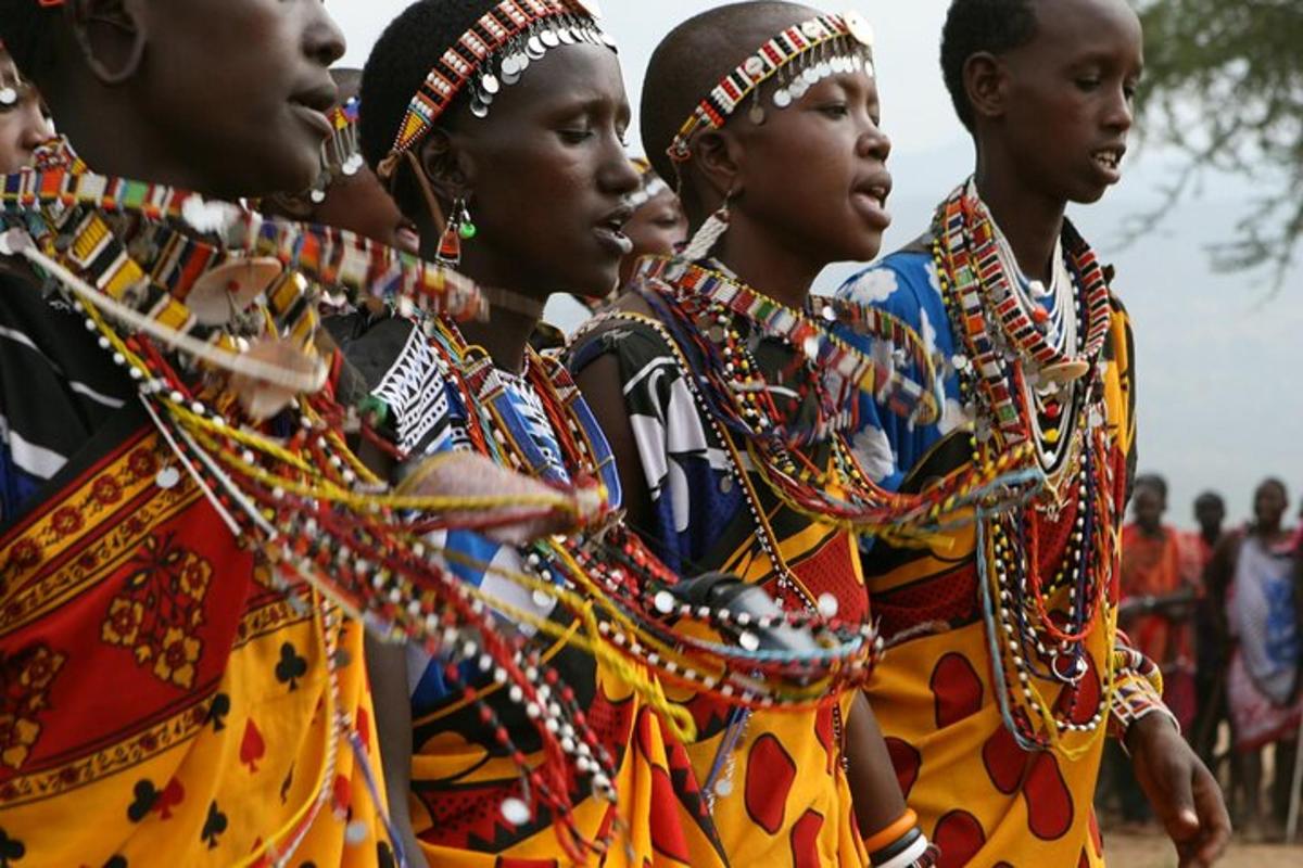 un grup de dones amb vestits tradicionals en un festival