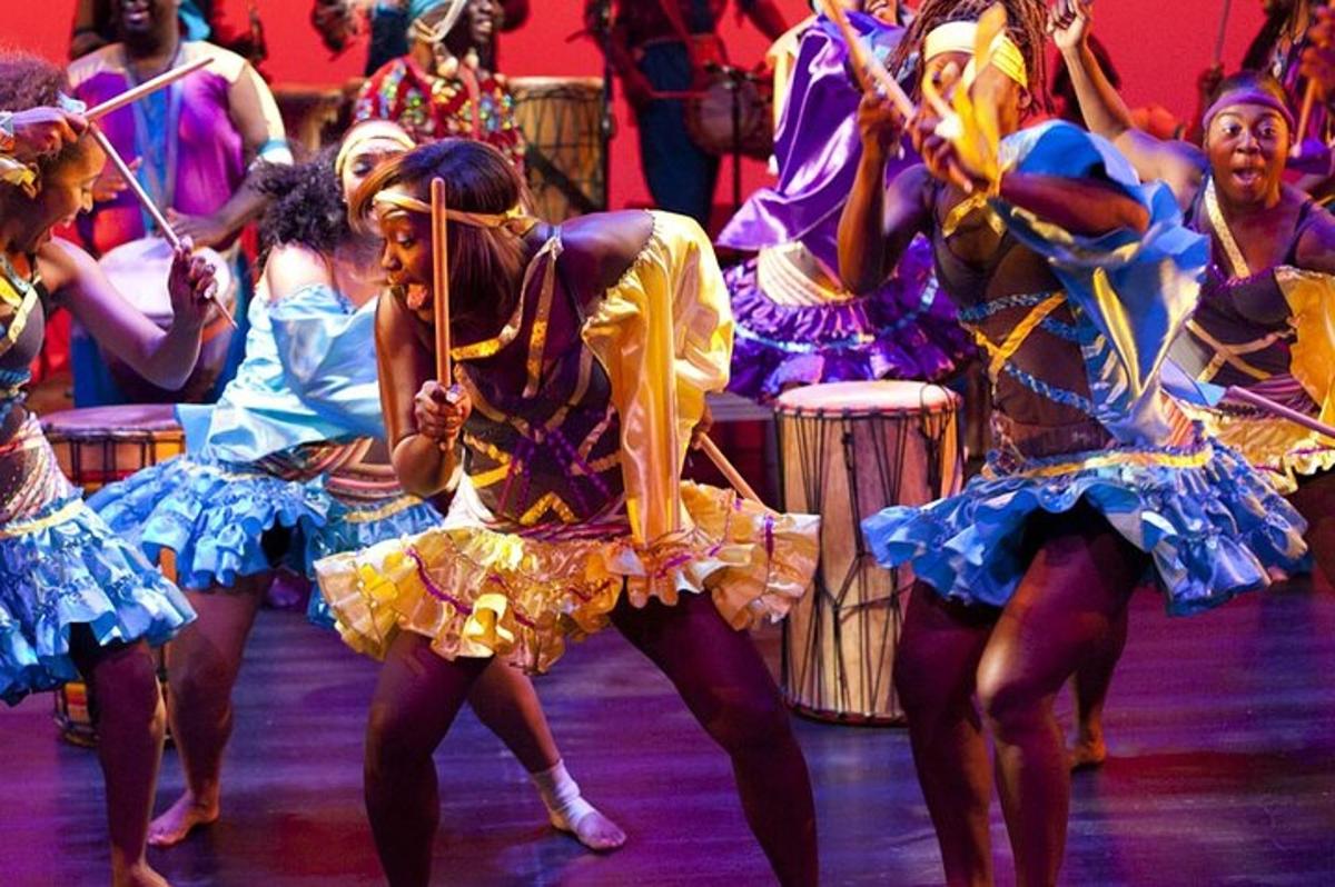 un grup de ballarins vestits a l'escenari