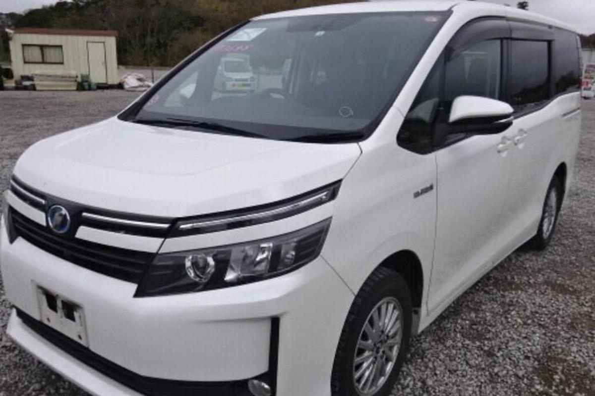 sebuah mobil van putih diparkir di tempat parkir