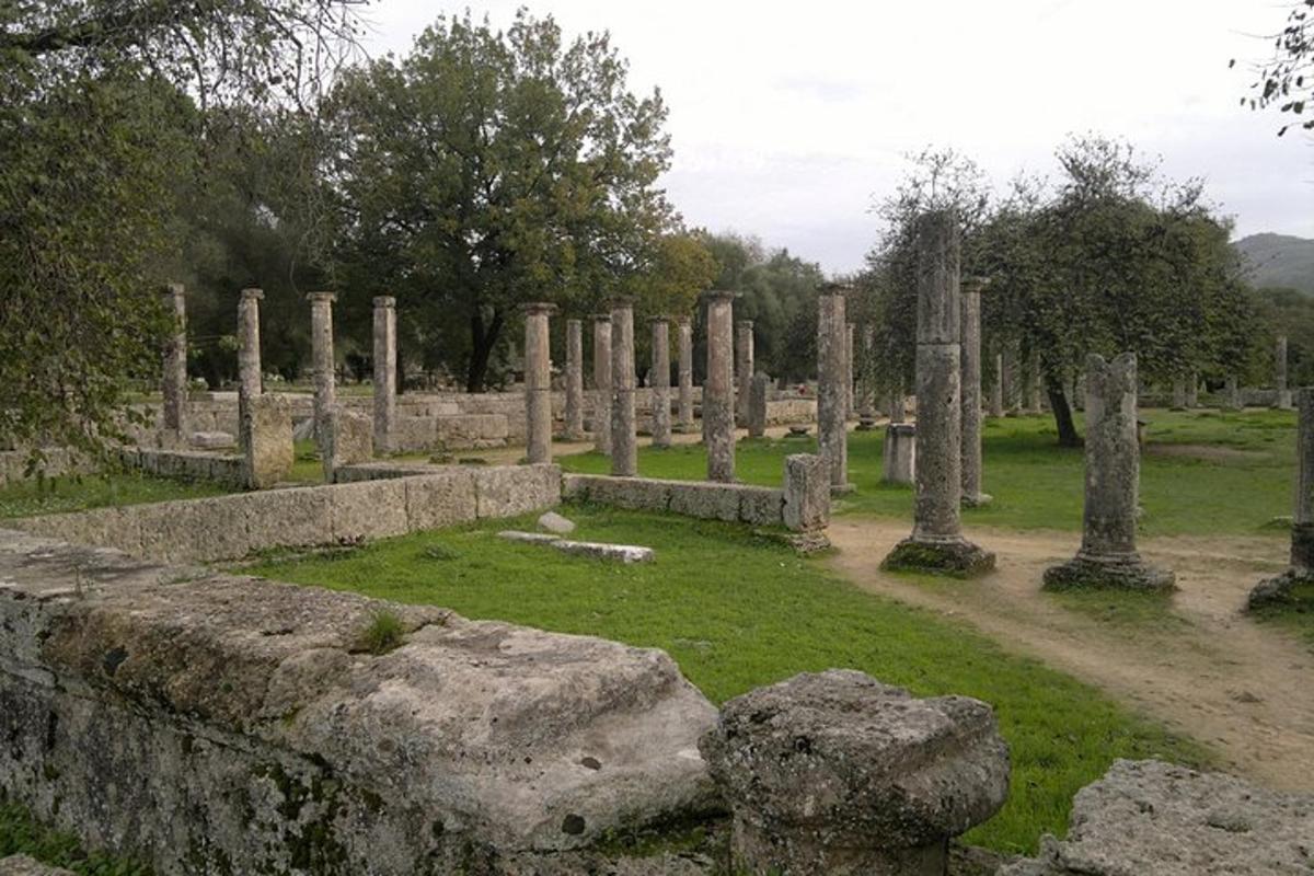 un cimitir vechi cu copaci și ziduri de piatră