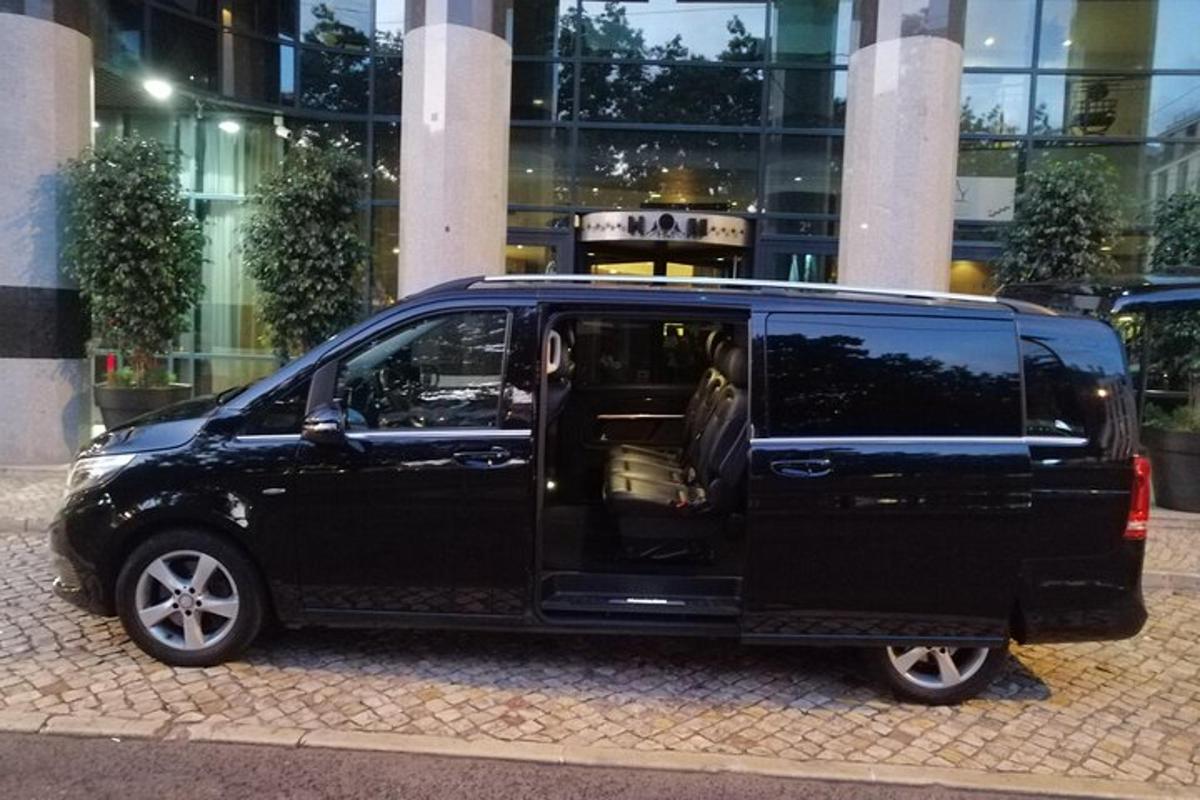 črn kombi parkiran pred stavbo