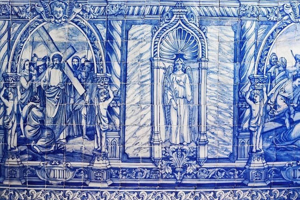 ένας τοίχος με μια ζωγραφιά ανθρώπων πάνω του