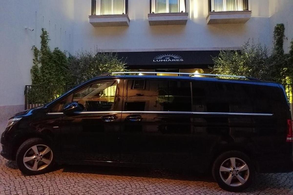 Una camioneta negra estacionada frente a un edificio