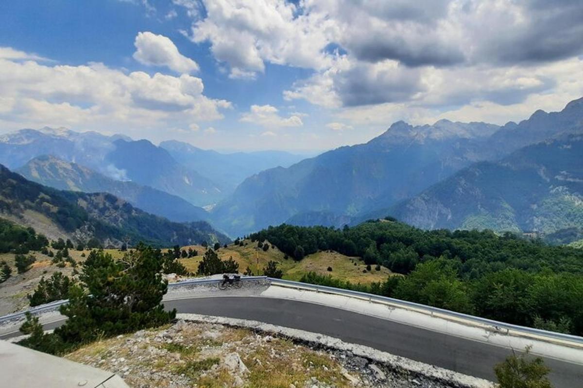 una habitación con vista a un valle de montaña