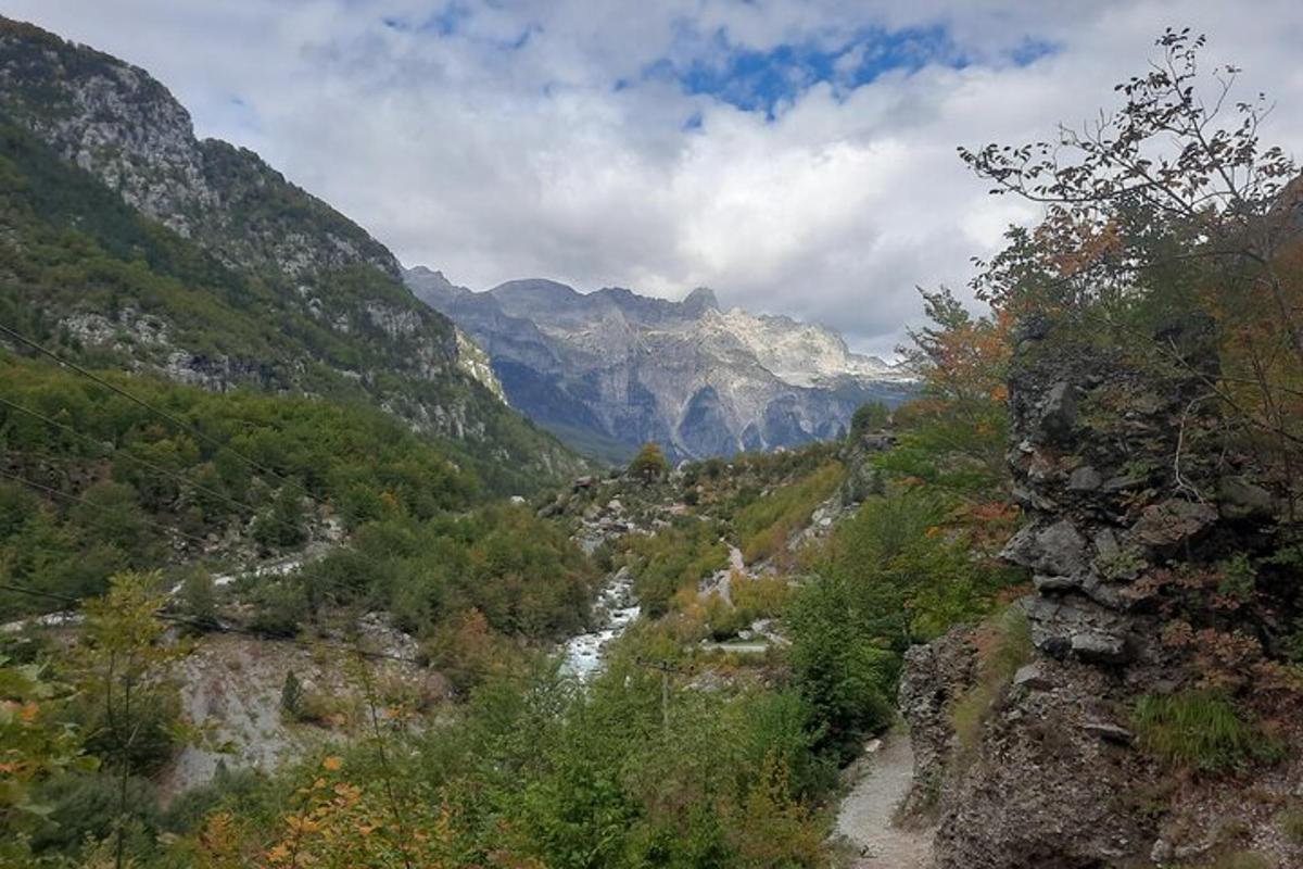 Una vista de un valle de montaña con un río.