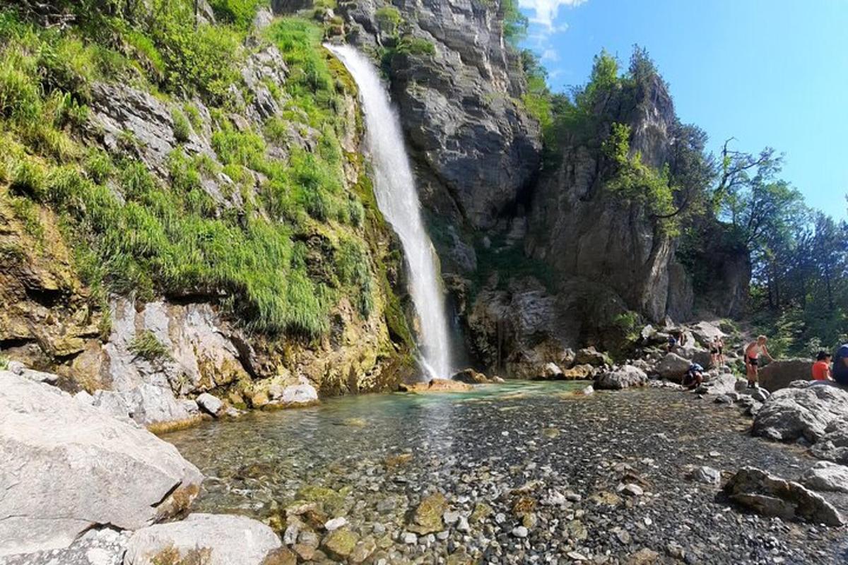 una cascada en la ladera de una montaña rocosa