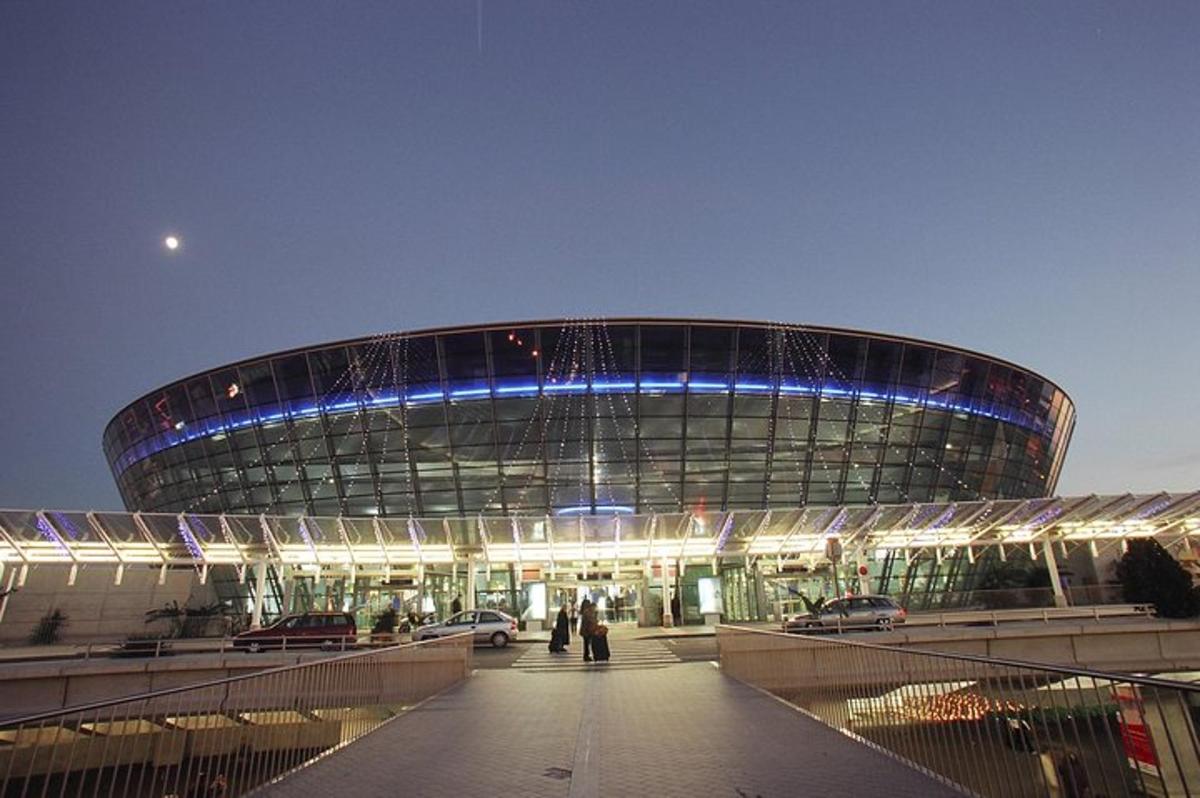 o clădire circulară mare, cu mașini parcate în fața ei