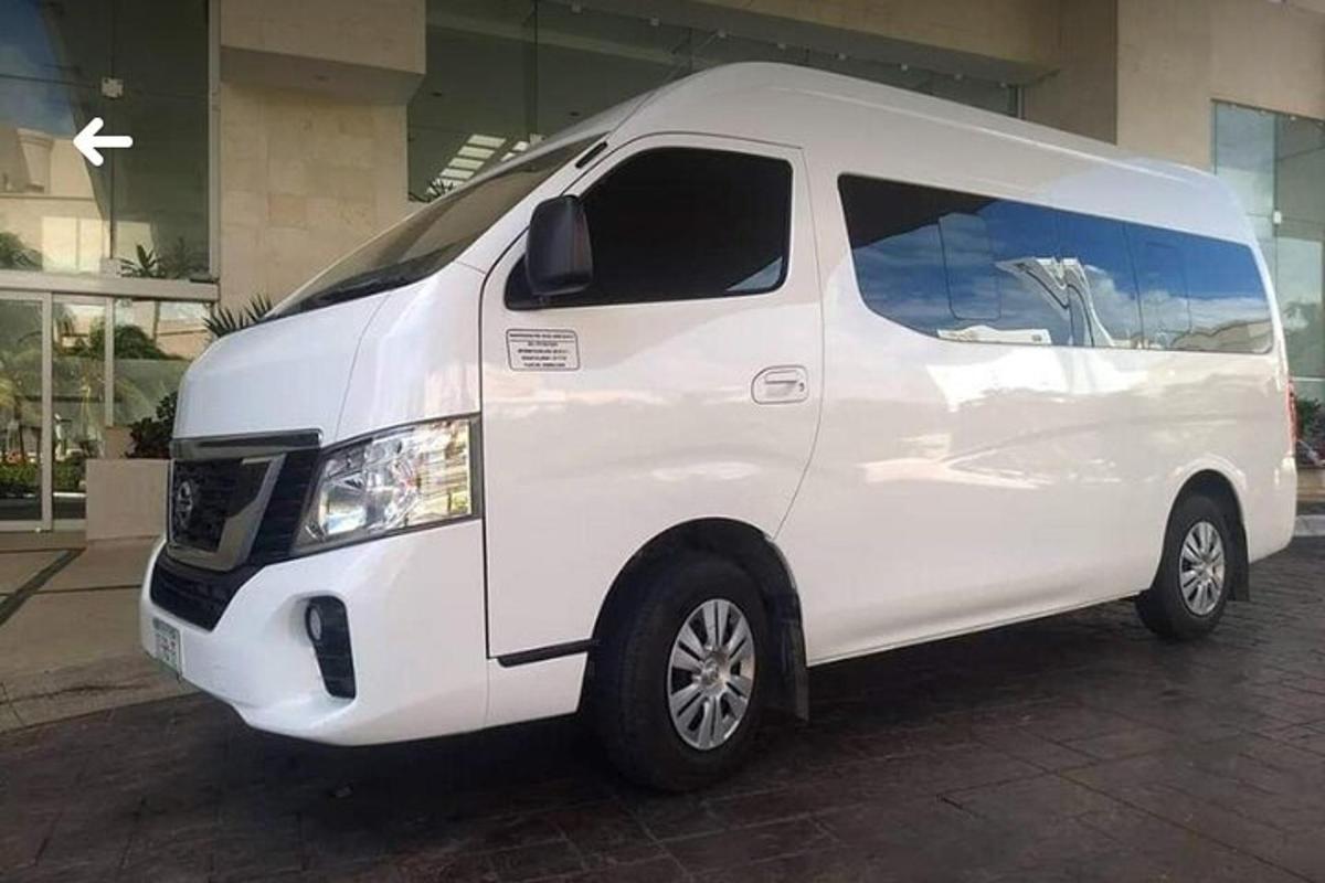 een witte bestelwagen geparkeerd voor een gebouw