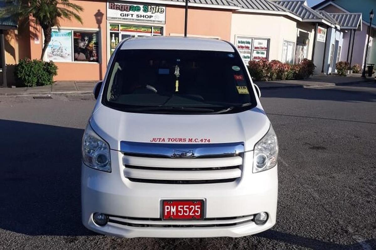 um caminhão branco estacionado em um estacionamento