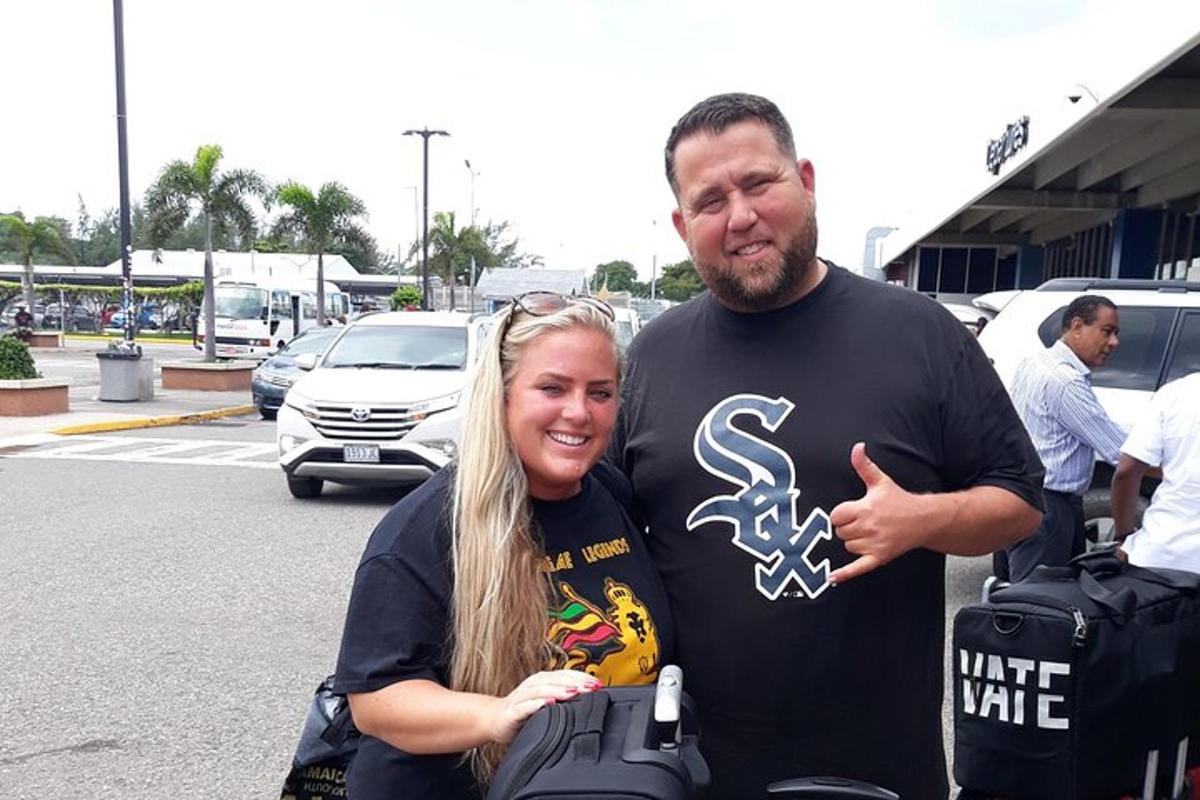 um homem e uma mulher parados em um estacionamento