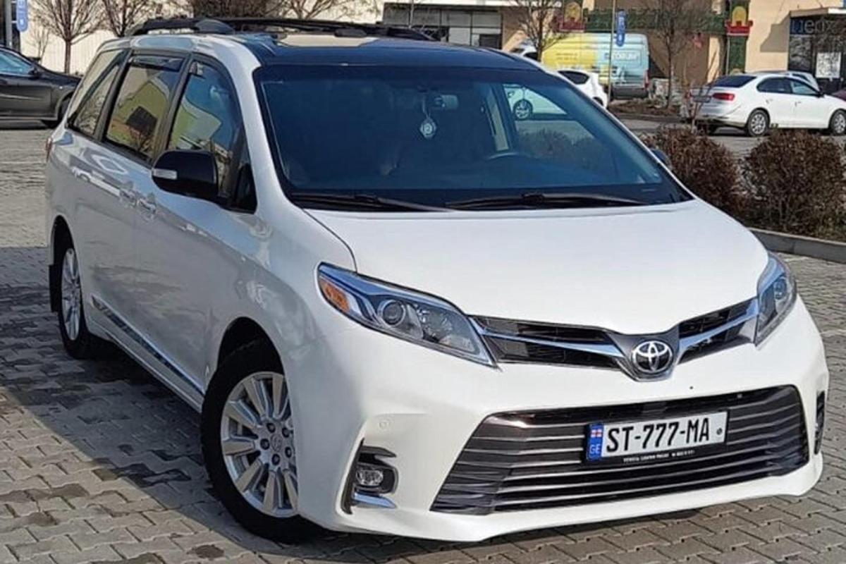 un'auto bianca parcheggiata in un parcheggio