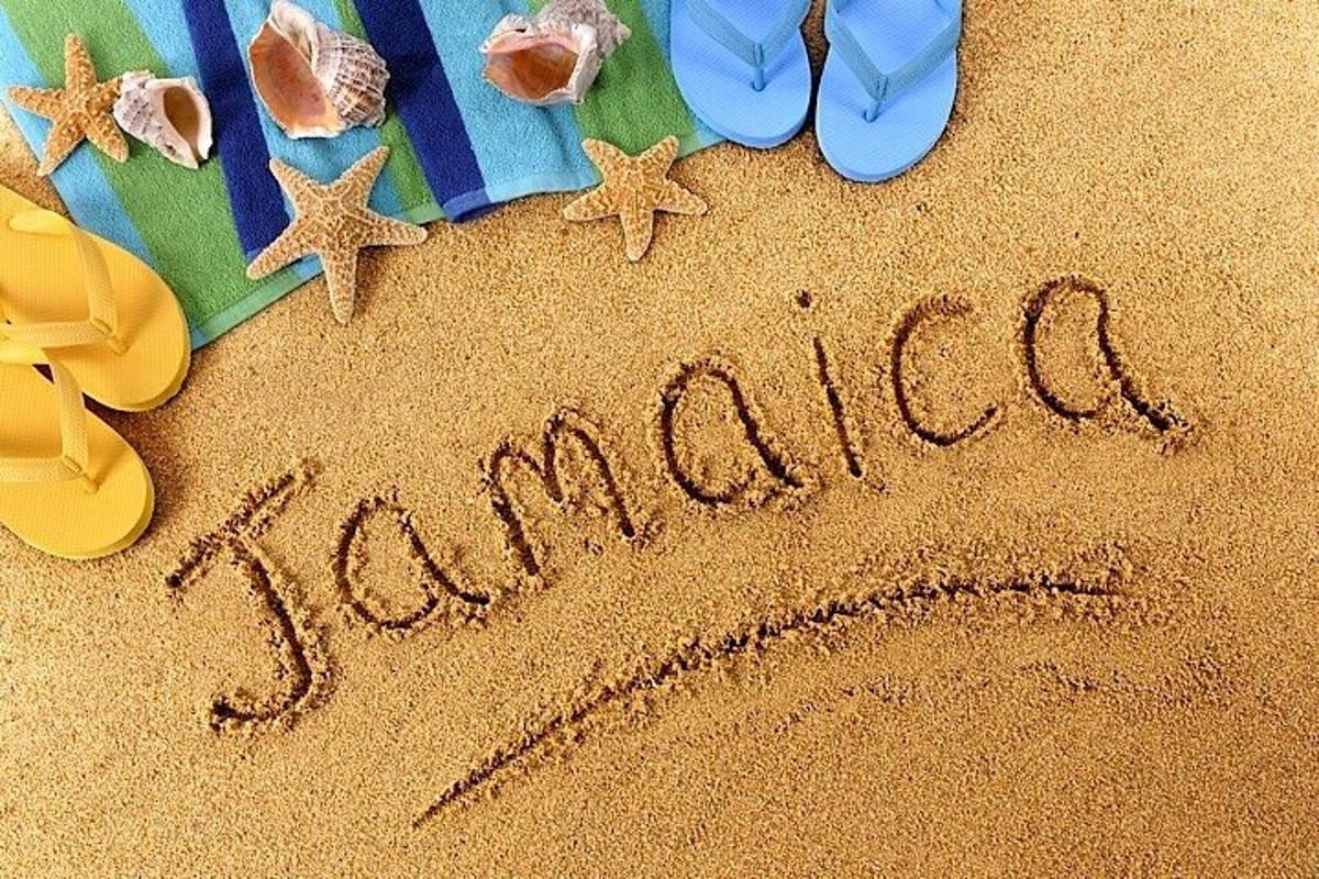 một biển báo ghi chữ Jamaica được viết trên cát