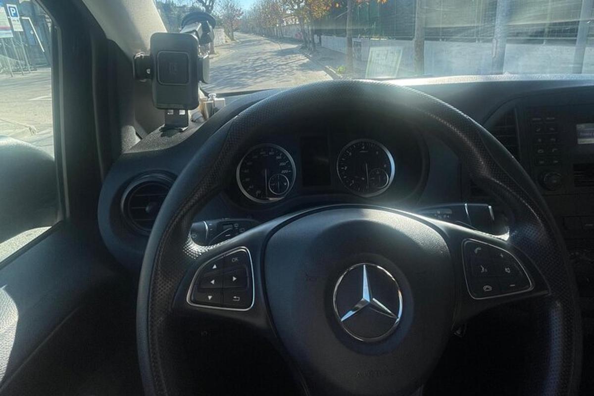 pohled na volant auta