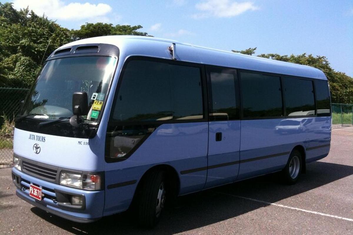 sebuah bas berwarna biru diletakkan di tempat letak kereta