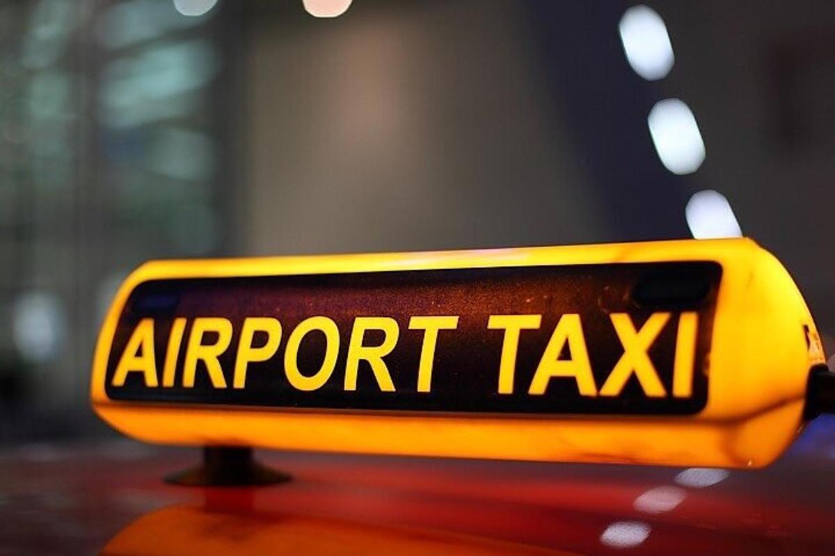một biển báo ghi là taxi sân bay nằm trên nóc xe