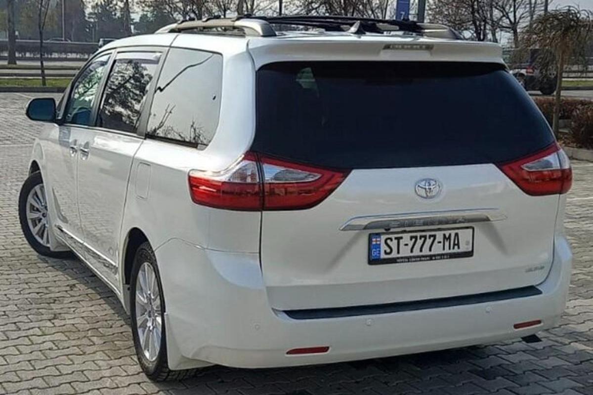 una toyota bianca parcheggiata in un parcheggio