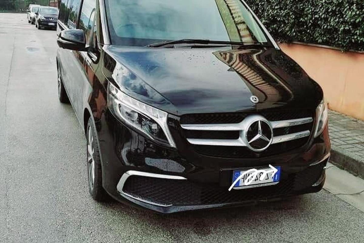 un'auto nera parcheggiata sul ciglio di una strada