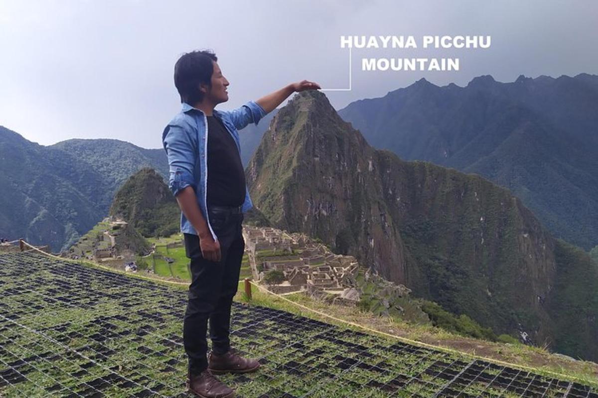 seorang lelaki berdiri di puncak gunung