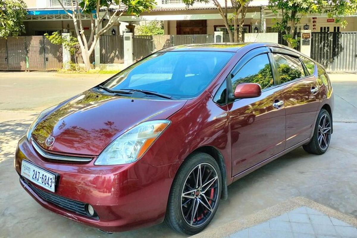 sebuah kereta merah diletakkan di tempat letak kereta