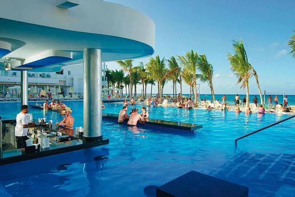bir tatil köyündeki, suda insanların olduğu bir havuz