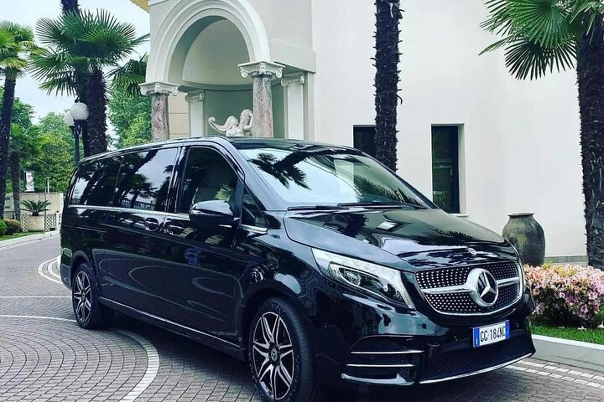 černé auto zaparkované před budovou