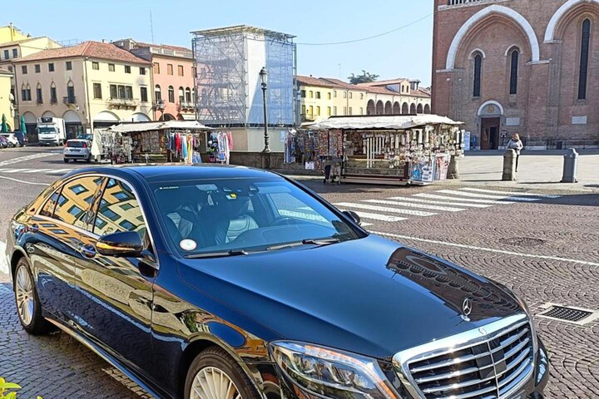 modré auto zaparkované na městské ulici