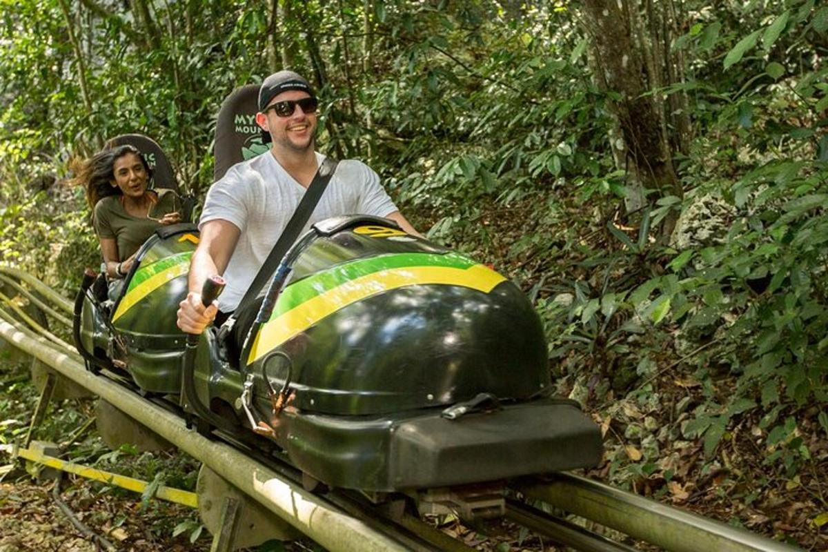 un uomo sta viaggiando su un trenino giocattolo