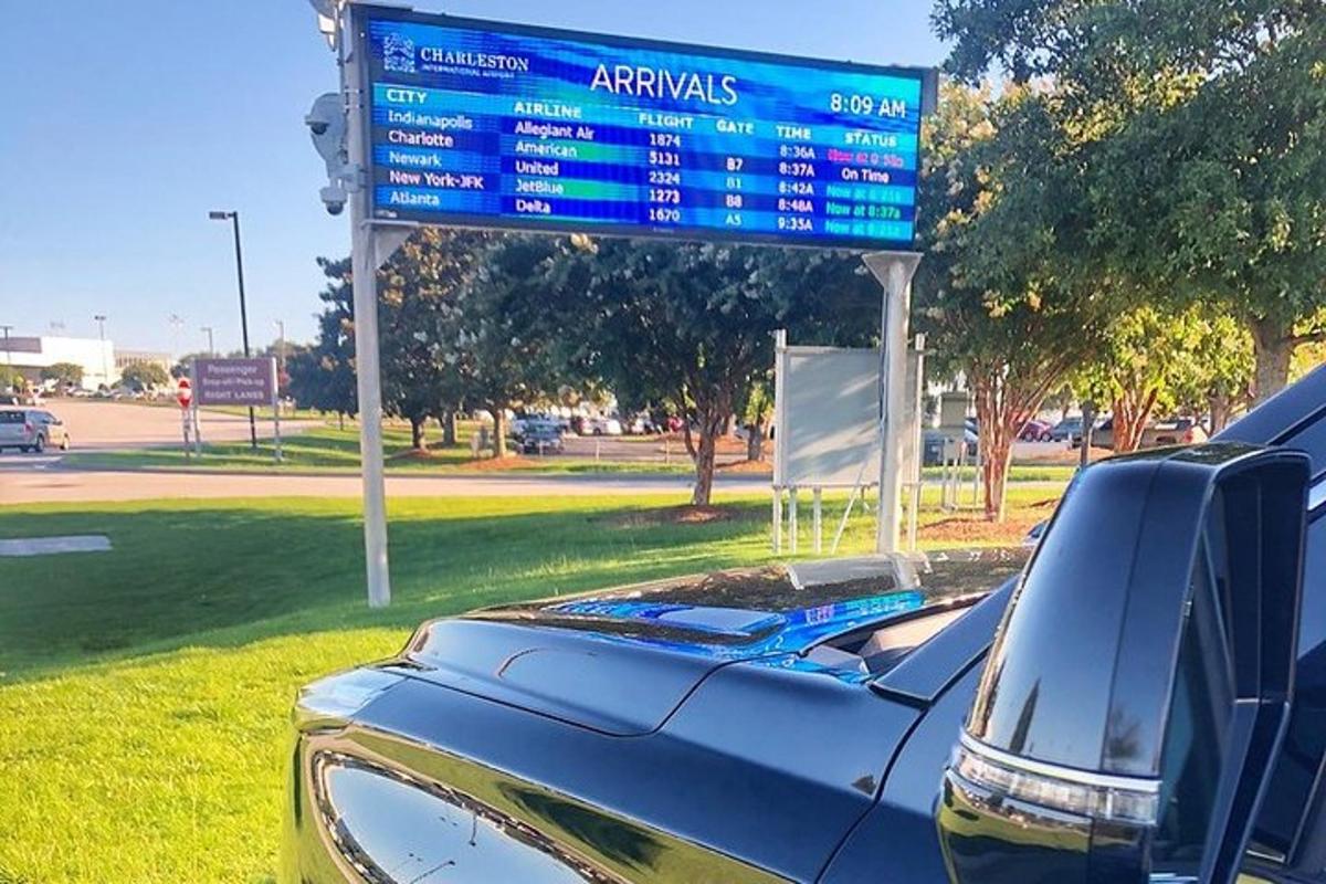 modré auto zaparkované na parkovišti se značkou