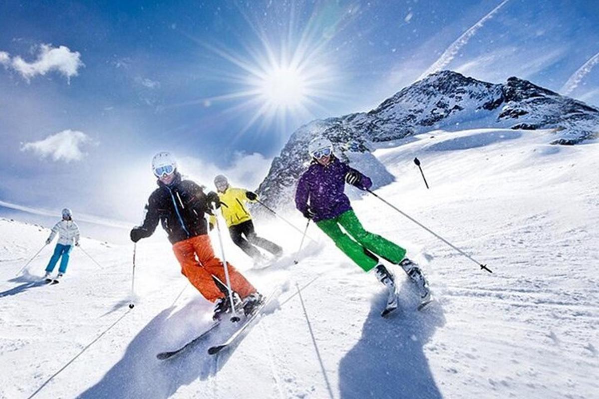 un gruppo di persone che sciano giù da una montagna innevata