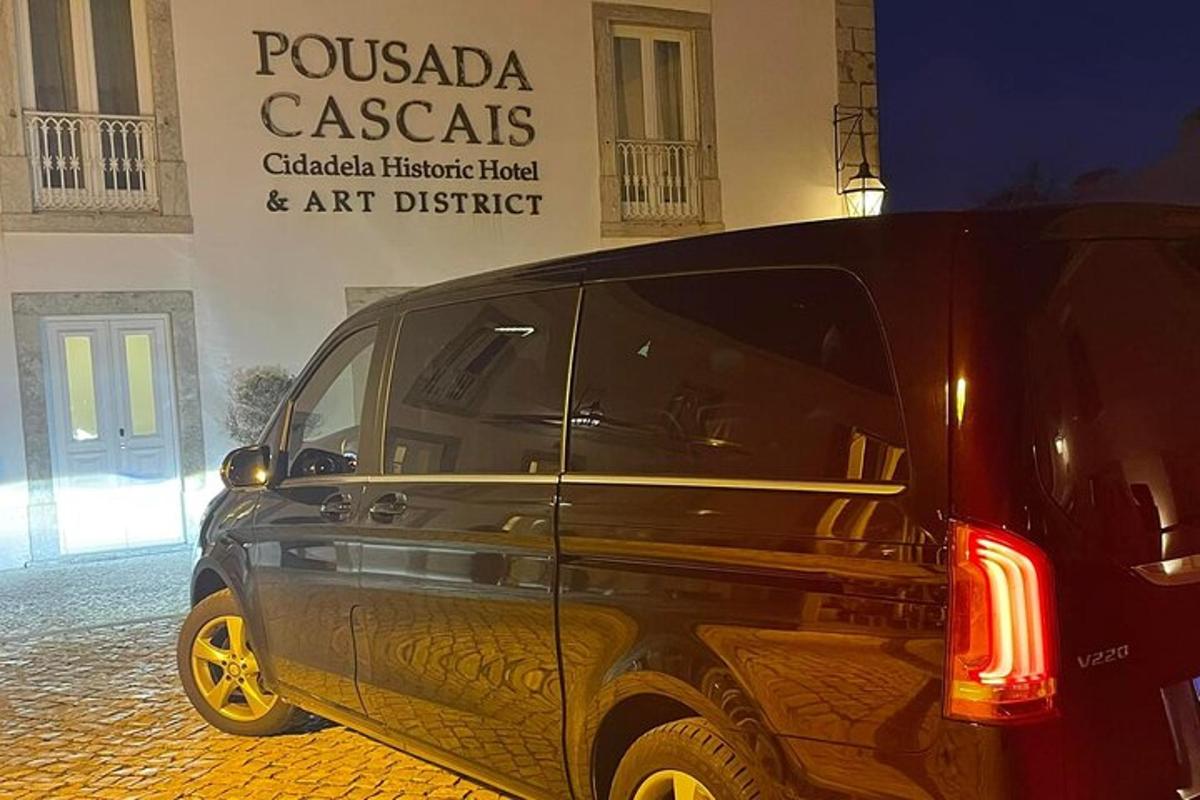 černá dodávka zaparkovaná před budovou