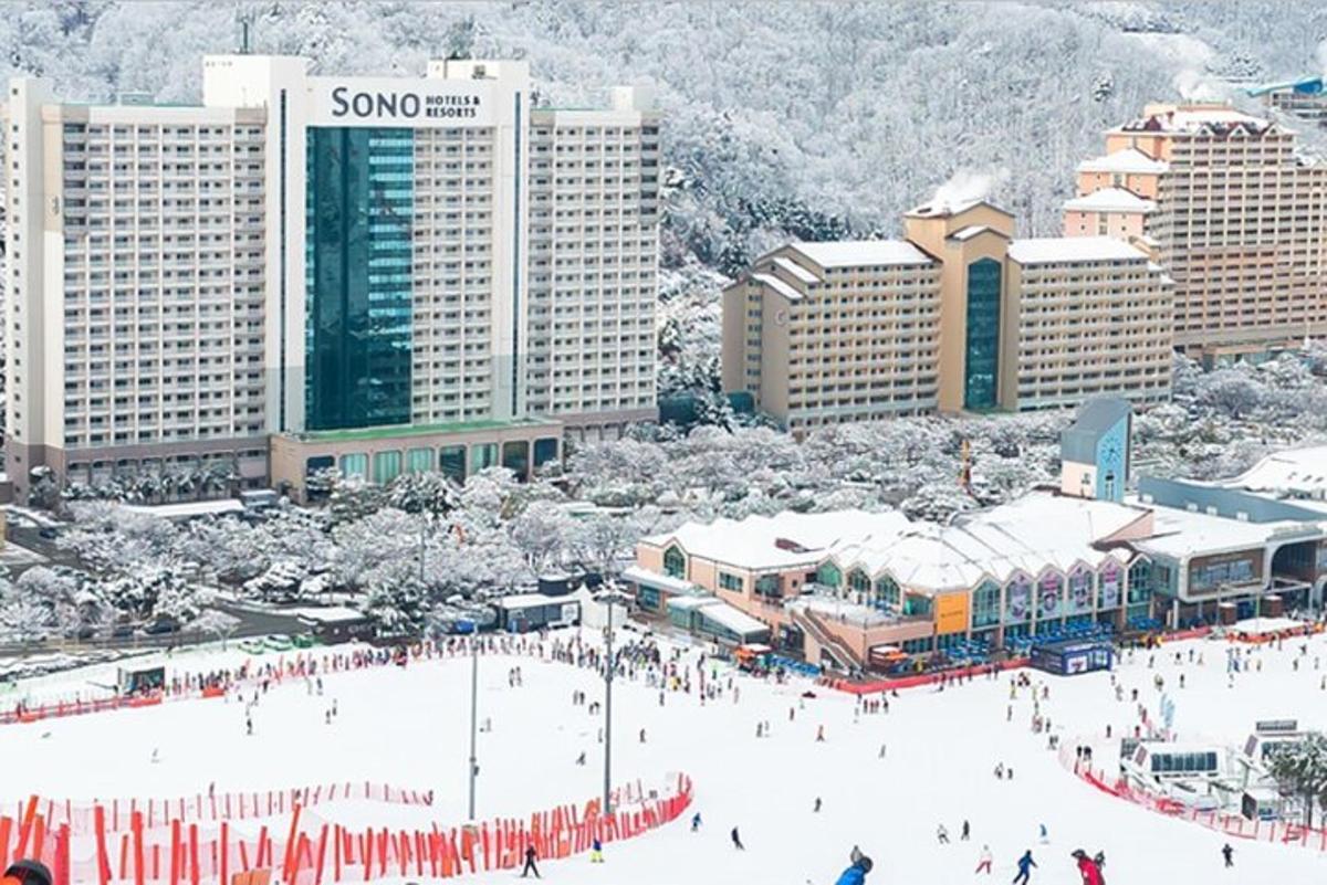 una grande folla di persone nella neve in una città