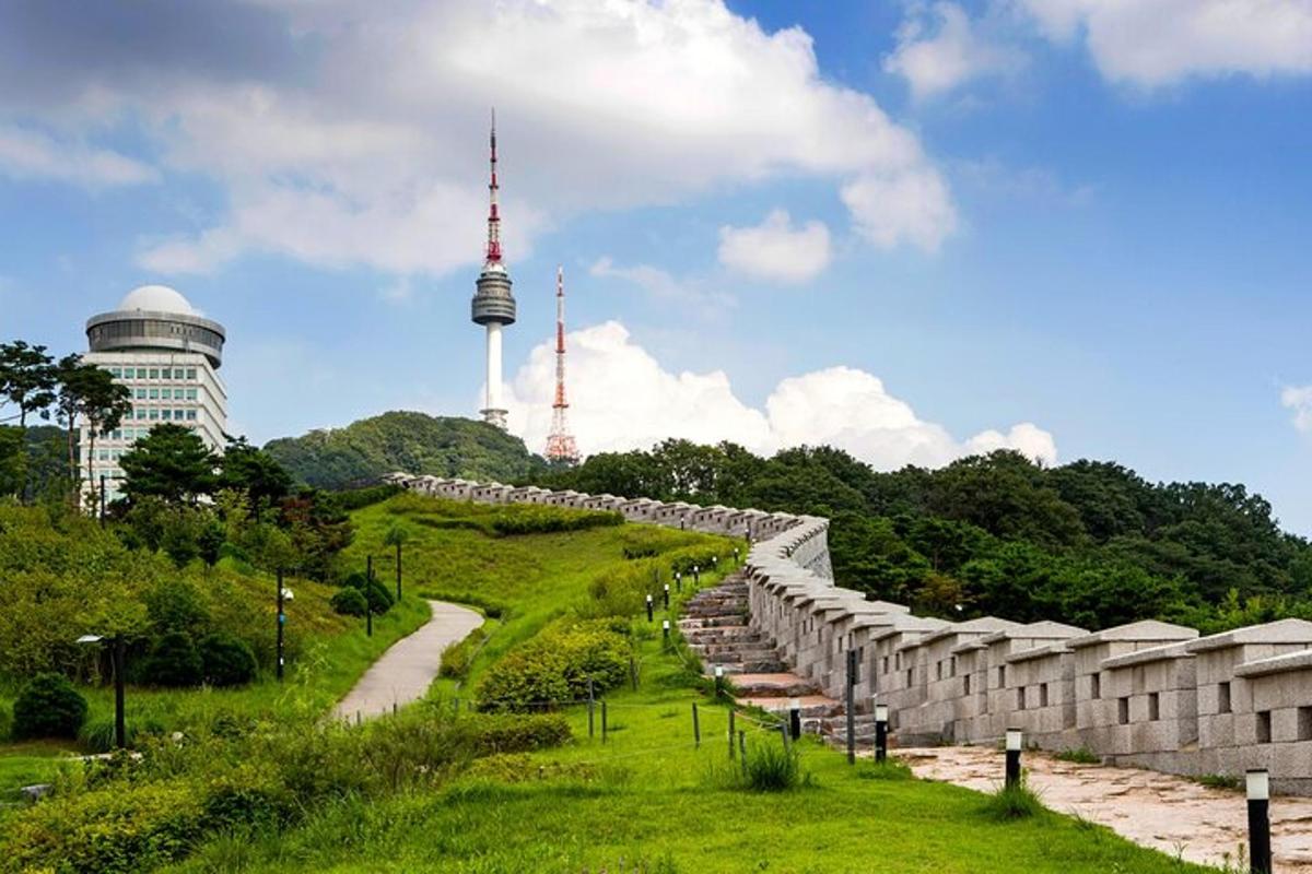 un muro di contenimento con la torre della televisione di Berlino sullo sfondo
