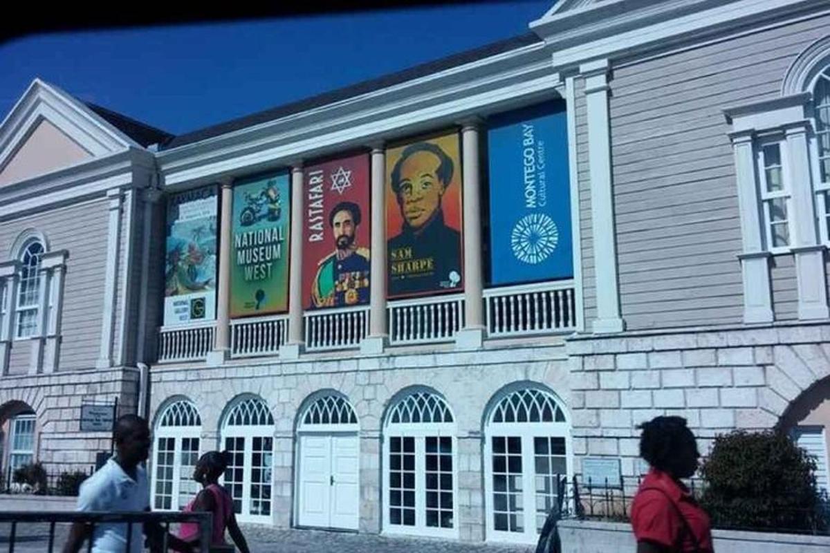 Un edificio con carteles en el costado.