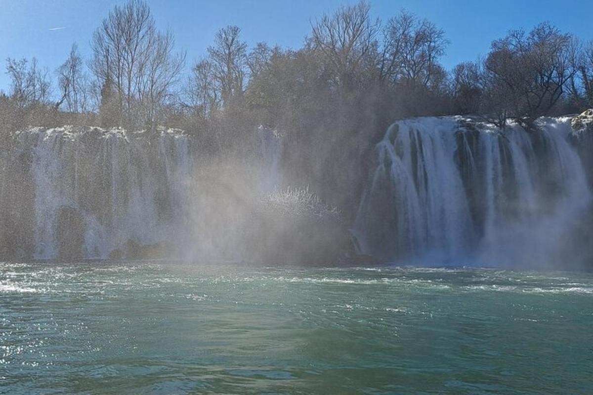 air terjun di tengah badan air