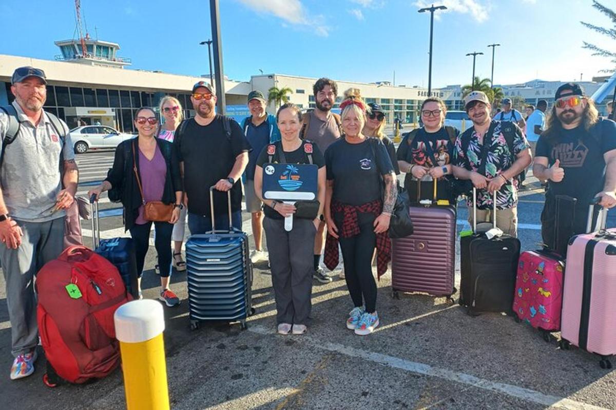 un gruppo di persone in posa per una foto con i loro bagagli