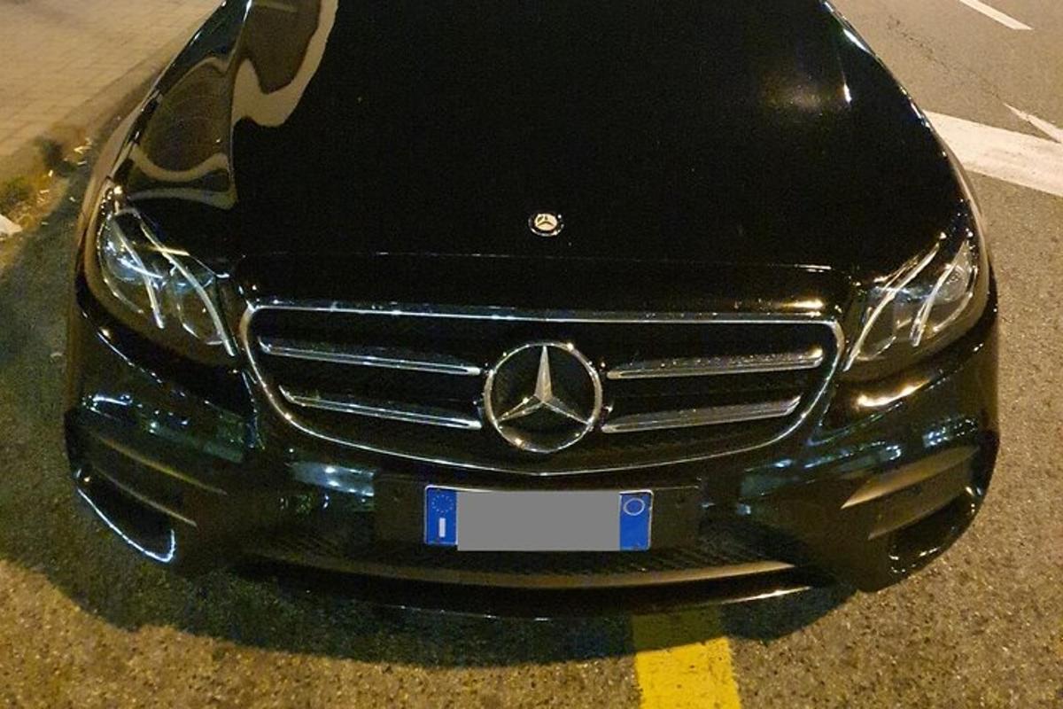 avtomobil mercedes benz parkiran na parkirišču
