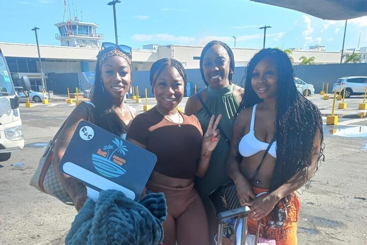 um grupo de quatro mulheres posando para uma foto