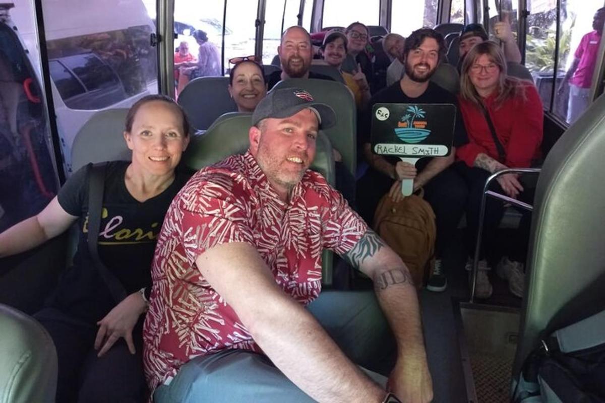 um grupo de pessoas sentadas em um ônibus