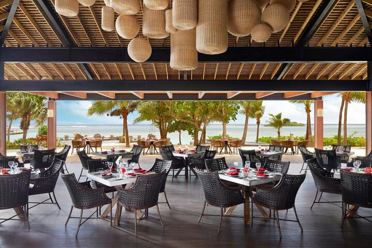 un ristorante con tavoli e sedie e l'oceano