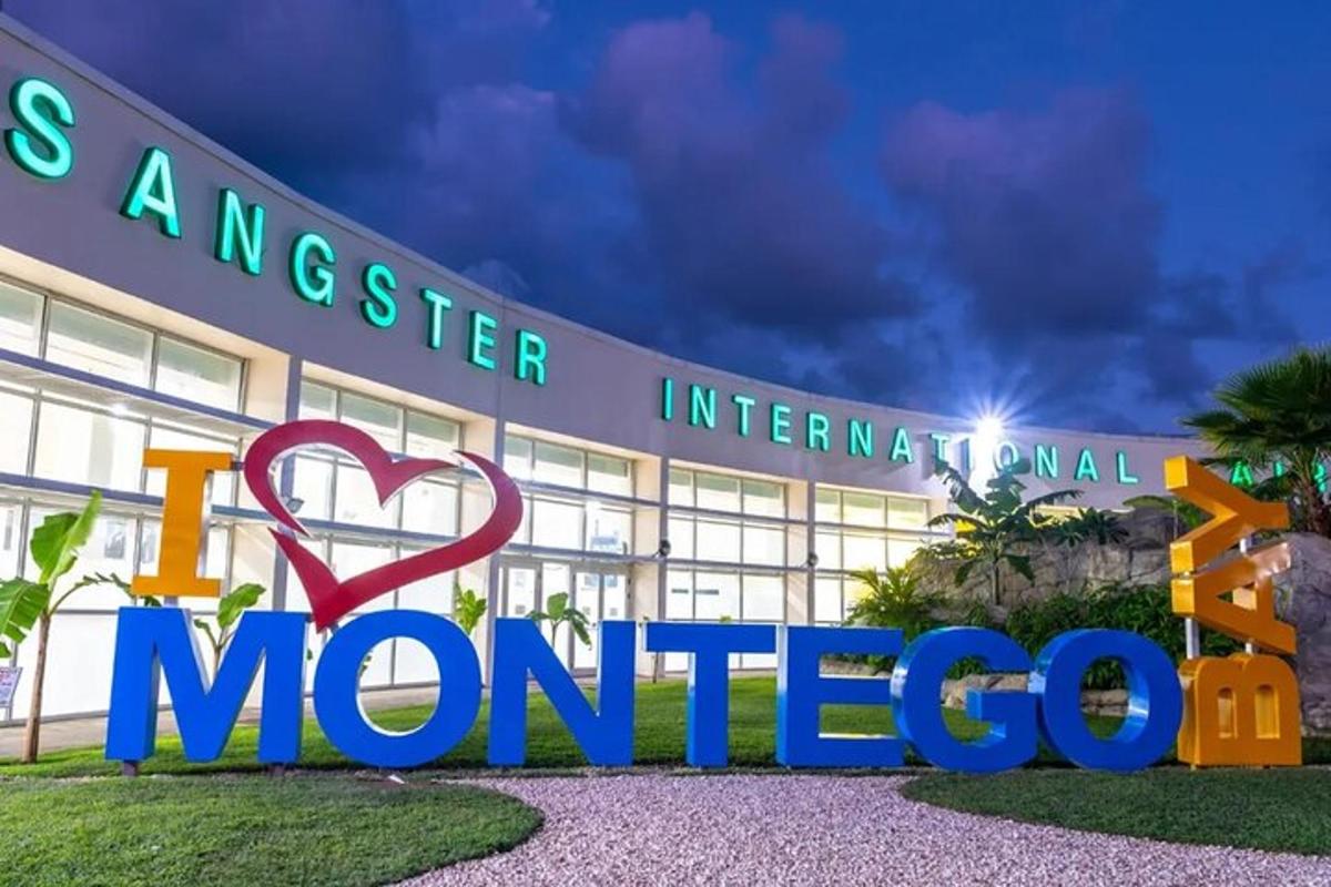 a building with the sign for the international mordecolis