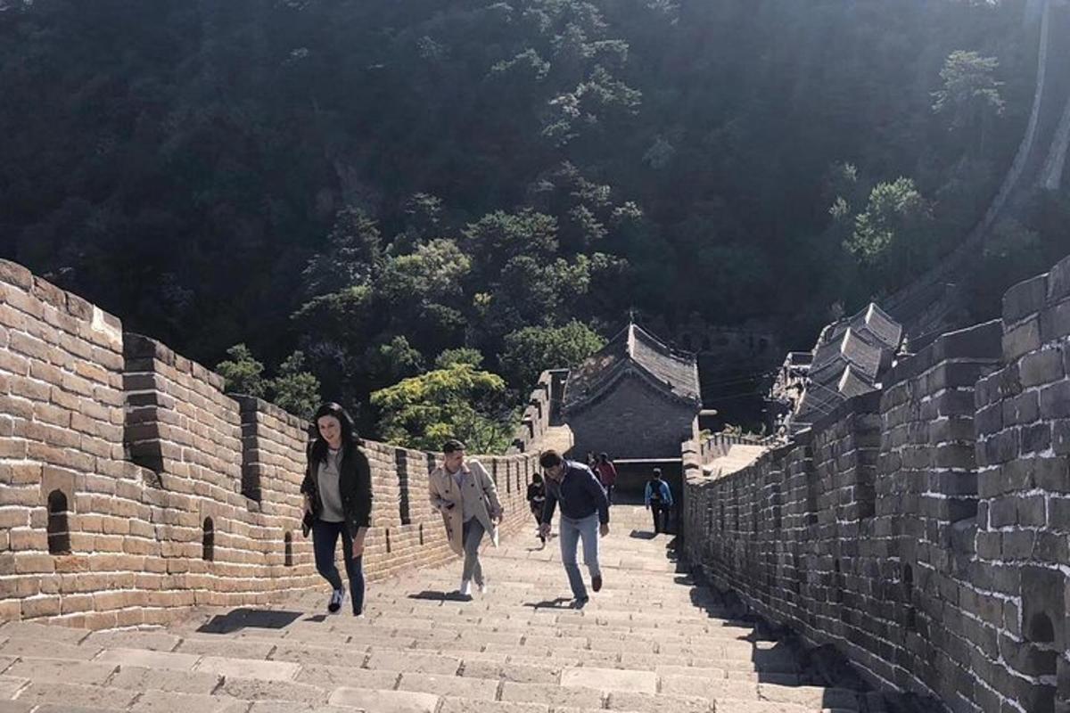 um grupo de pessoas caminhando na grande muralha