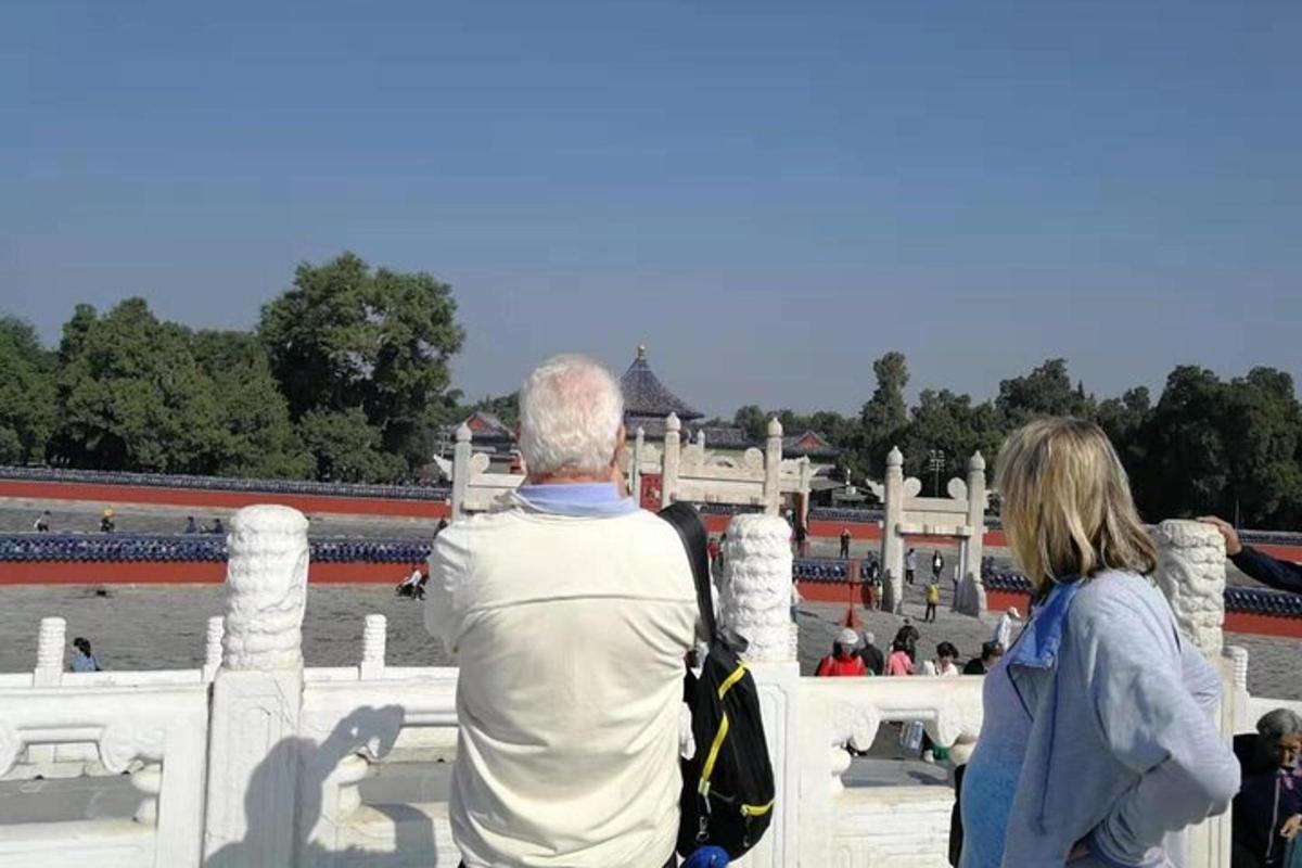 um homem e uma mulher em pé no topo de uma ponte