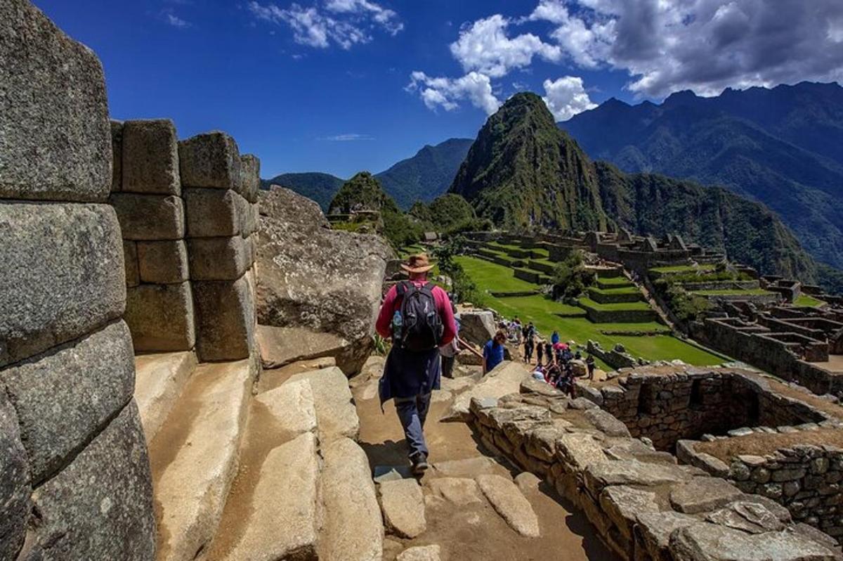 un uomo che cammina sulle rovine di una montagna