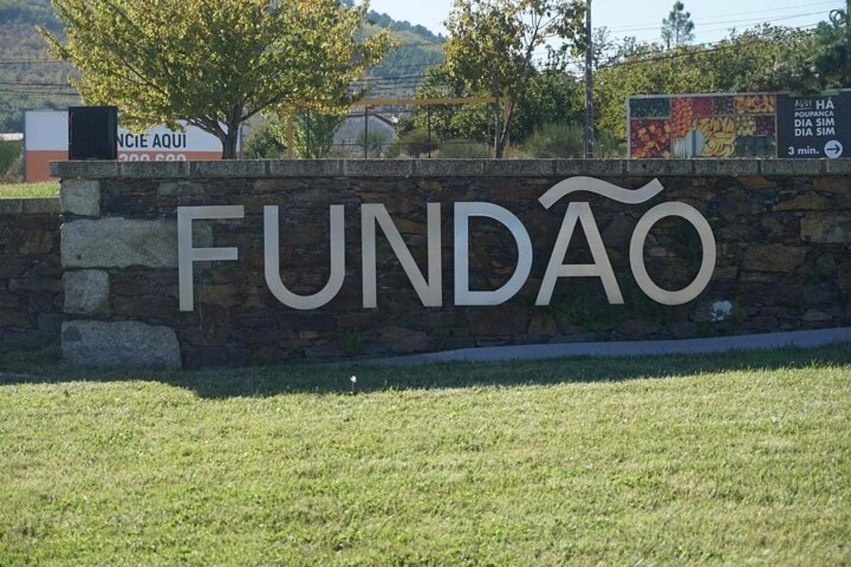 cedule s nápisem fundada na cihlové zdi