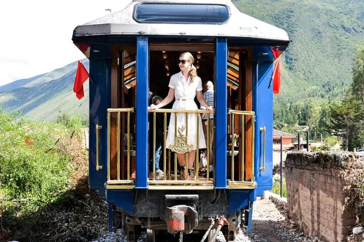 žena stojící v zadní části vlaku