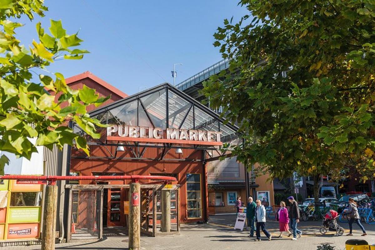 um grupo de pessoas caminhando em frente a um mercado público