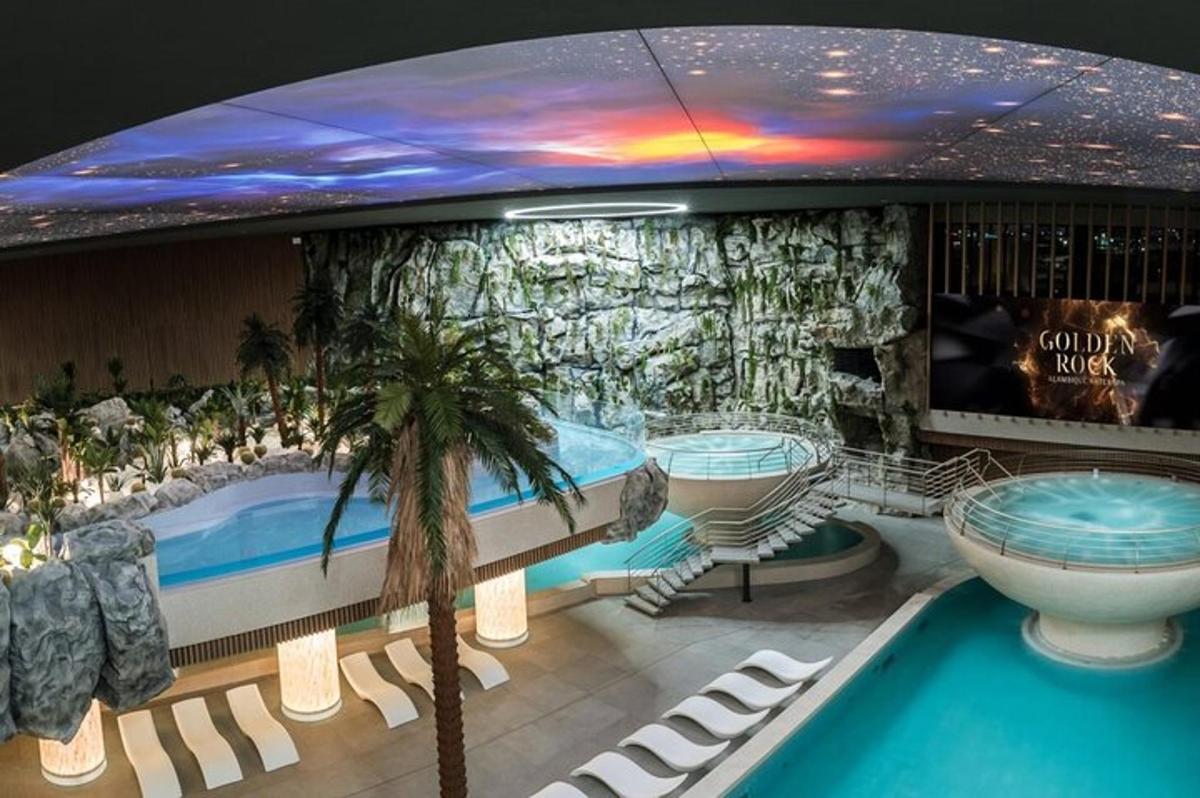 resort s bazénem a skalní stěnou