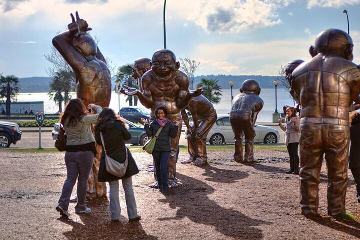 un gruppo di persone in piedi davanti a una statua