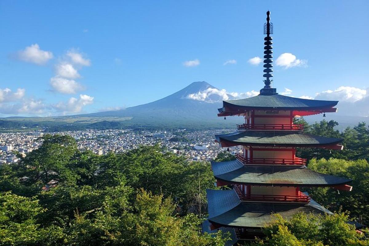 街のある山の頂上にある塔